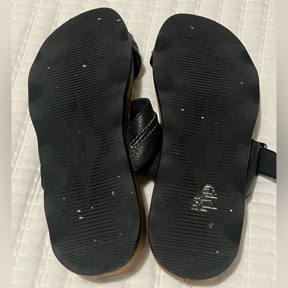 Cloudsteppers by Clarks Black and Tan Comfort Thong Sandals
